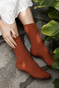 Novita Woolly Wood: Kuunlilja (Hosta) textured socks