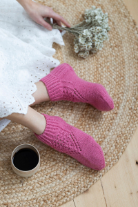 Novita 7 Veljestä: Madeleine lace socks - Nur auf English