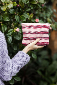 Novita Muumitalo and Muumihahmot: Ruusutarha (Rose Garden) crochet pouch - Nur auf English