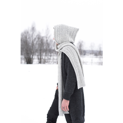 Novita 7 Veljestä: Väylä hooded scarf- Nur auf English
