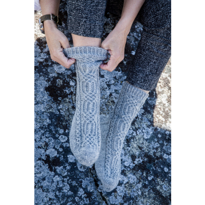 Novita Nalle: Ingrid-Socken mit Zopfmuster