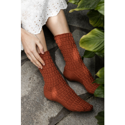 Novita Woolly Wood: Kuunlilja (Hosta) textured socks - Nur auf English